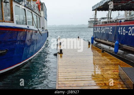 Toronto, Kanada. 5. Mai 2017. Toronto, Kanada. 5. Mai 2017. Ausflugsboote parkten in der Nähe der Queens Quay Terminal auf Freitag, 5. Mai 2017, wo steigende Wasserstände Lake Ontario Überschwemmungen und Erosion in Torontos Hafengebiet verursachen. Bildnachweis: EXImages/Alamy Live-Nachrichten Stockfoto