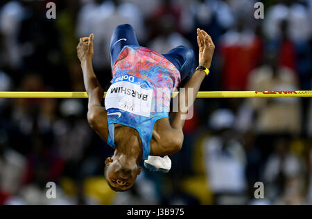 Doha, Katar. 5. Mai 2017. Mutaz Essa Barshim von Katar konkurriert die Männer Hochsprung Finale 2017 Doha IAAF Diamond League in Doha, der Hauptstadt von Katar, 5. Mai 2017. Mutaz Essa Barshim holte sich den Titel mit 2,36 m. Bildnachweis: Nikku/Xinhua/Alamy Live-Nachrichten Stockfoto