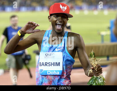 Doha, Katar. 5. Mai 2017. Mutaz Essa Barshim von Katar feiert nach dem Sieg der Männer Hochsprung Finale 2017 Doha IAAF Diamond League in Doha, der Hauptstadt von Katar, 5. Mai 2017. Mutaz Essa Barshim holte sich den Titel mit 2,36 m. Bildnachweis: Nikku/Xinhua/Alamy Live-Nachrichten Stockfoto