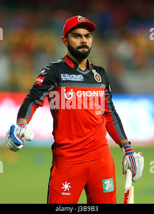 Bengaluru, Indien. 5. Mai 2017. Virat Kohli der Kapitän der RCB im Chinnasamy Stadion, Bengaluru, während eine Pracstice Session IPL Saison 10 am 5. Mai 2017. Bildnachweis: Seshadri SUKUMAR/Alamy Live-Nachrichten Stockfoto