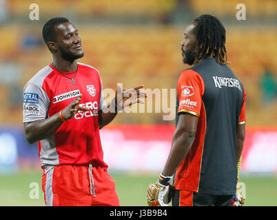 Bengaluru, Indien. 5. Mai 2017. Chris Gayle von & Samy KXIP Diskussion im Chinnasamy Stadion, Bengaluru, während IPL Saison 10 am 5. Mai 2017. vor dem Spiel Credit: Seshadri SUKUMAR/Alamy Live News Stockfoto