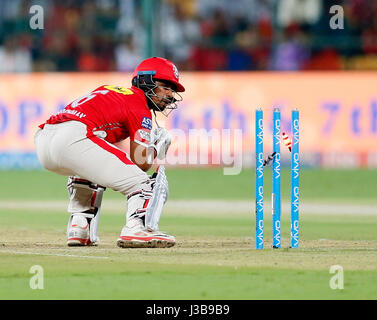 Bengaluru, Indien. 5. Mai 2017. Wirdhhman SAHA Kings XI Punjab war sauber rollte von Shane WATSON im Chinnasamy Stadion, Bengaluru, während IPL Saison 10 am 5. Mai 2017. Bildnachweis: Seshadri SUKUMAR/Alamy Live-Nachrichten Stockfoto