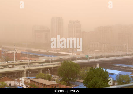 Changchun, China Jilin Provinz. 6. Mai 2017. Gebäude sind durch Sandsturm in Changchun, Hauptstadt des nordöstlichen Chinas Provinz Jilin, 6. Mai 2017 gehüllt. Ein Sandsturm und starkem Wind schlagen Changchun am Samstag. Bildnachweis: Lin Hong/Xinhua/Alamy Live-Nachrichten Stockfoto