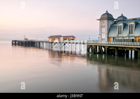 Grauen Morgendämmerung Penarth Pier am Stadtrand von Cardiff an der südlichen Küste von Wales Stockfoto