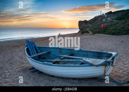 Ein Fischerboot am Strand von Hive Burton Bradstock in der Nähe von Bridport auf Dorset Jurassic Coast Stockfoto