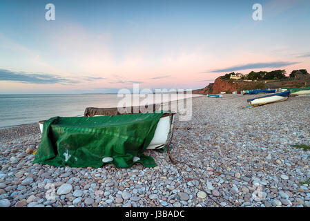 Boote am Strand von Budleigh Salterton auf der südlichen Küste von Devon Stockfoto