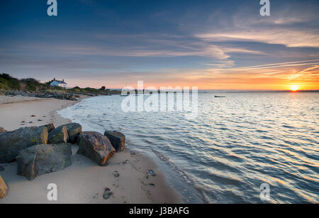 Wunderschönen Sonnenaufgang über den Strand von Crow Punkt in der Nähe von Barnstaple auf der nördlichen Küste von Devon Stockfoto