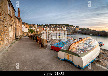 Die pittoreske Fischerhafen am Mousehole in der Nähe von Penzance an der kornischen Küste Stockfoto