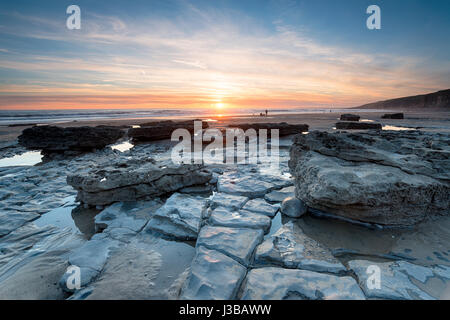 Atemberaubenden Sonnenuntergang über die Bucht von Dunraven im Vale of Glamorgan an der walisischen Küste Stockfoto