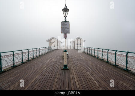 Ein nebeliger Morgen auf die Pier in Penarth in der Nähe von Cardiff in Süd-Wales Stockfoto