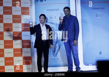 Neu-Delhi, Indien. 3. Mai 2017. Ehemaliges indisches Cricketer Sachin Tendulkar spricht während des Starts Smartron Srt. das Smartphone. Bildnachweis: Ravi Prakash/Pacific Press/Alamy Live-Nachrichten Stockfoto