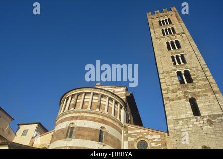 Der Rückseite der Kirche von San Frediano mit Basilika und Bell Tower in Lucca, Italien Stockfoto