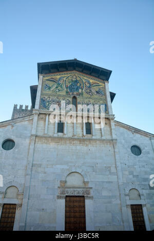 Romanische Kirche aus dem 12. Jhdt. mit einem Mosaik in der oberen Fassade Stockfoto