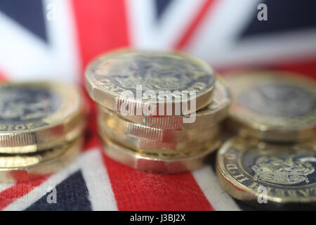 Neue 1 Pfund-Münzen auf Union Jack Hintergrund, UK Stockfoto