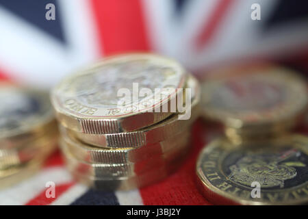 Neue 1 Pfund-Münzen auf Union Jack Hintergrund, UK Stockfoto