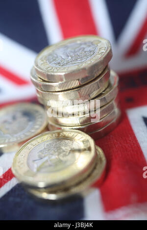 Neue 1 Pfund-Münzen auf Union Jack Hintergrund, UK Stockfoto