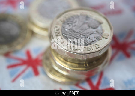 Neue 1 Pfund-Münzen auf Union Jack Hintergrund, UK Stockfoto