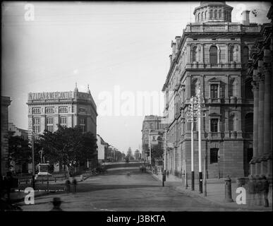 Dieses Bild zeigt die Exchange Corner in der Bridge Street in Sydney, Teil der Powerhouse Museum Collection. Es beleuchtet die Architektur und das Stadtbild von Sydney aus einer historischen Perspektive. Stockfoto