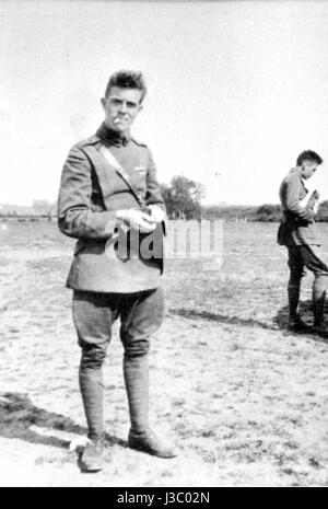 Dieses Bild zeigt Dr. Llewellyn Woods, eine Figur des Royal Flying Corps, dargestellt in einer historischen Szene. Das Royal Flying Corps war ein Vorläufer der Royal Air Force in Großbritannien, und das Bild spiegelt die Geschichte der militärischen Luftfahrt während des Ersten Weltkriegs wider Stockfoto