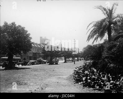 Dieses Bild, das Teil der Powerhouse Museum Collection ist, zeigt die Elizabeth Street in Sydney, Australien, vom Hyde Park aus gesehen. Das Foto zeigt eine historische urbane Szene und veranschaulicht die Entwicklung des Stadtbildes von Sydney im späten 19. Bis frühen 20. Jahrhundert. Stockfoto