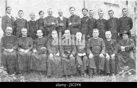 „Duhovscina Slovenske krajine“ von Jozef Sakovic erkundet das spirituelle und kulturelle Erbe der slowenischen Landschaft. Das Werk befasst sich mit regionalen Traditionen, Folklore und der ländlichen Lebensweise Sloweniens und betont die Zusammenhänge zwischen Spiritualität und Natur. Stockfoto