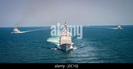 Der US-Navy Ticonderoga-Klasse geführte Flugkörper Kreuzer USS Lake Champlain, center, führt eine Formation von koreanische und US Navy Zerstörer und Kreuzer während gemeinsame Patrouille 3. Mai 2017 vor der Küste von Korea. Stockfoto