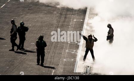 US Navy Matrosen führen Flugbetrieb auf dem Flugdeck der Flugzeugträger der Nimitz-Klasse USS Carl Vinson im Gange mit einer Eskorte von U.S. und südkoreanischen Kriegsschiffen während Patrouille 2. Mai 2017 abseits der Küste von Korea. Stockfoto