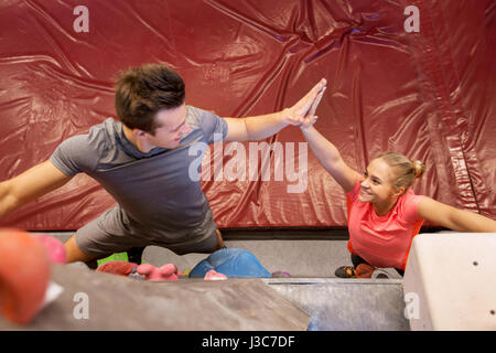 Mann und Frau Training Kletterhalle Stockfoto