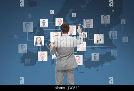 Geschäftsmann mit virtuellen Bildschirm mit Kontakten Stockfoto