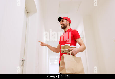 Lieferung Mann mit Kaffee und Essen Türklingel läuten Stockfoto