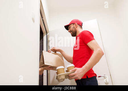 man liefert Kaffee und Essen zum Kunden nach Hause Stockfoto