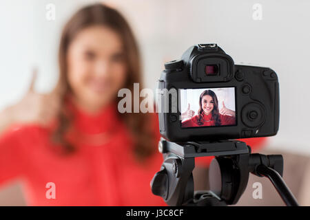 Frau mit Kamera Videoaufnahme zu Hause Stockfoto