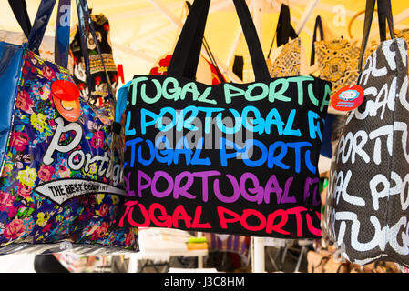 Porto Portugal Einkaufen, Blick auf eine Ausstellung von bunten Souvenirtaschen vor einem Geschäft in der Gegend von Ribeira in Porto, Portugal, Europa Stockfoto