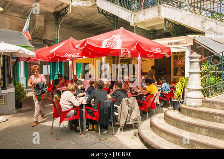 Bolhao Markt Porto Portugal, führen die Besucher zu den berühmten Mercado Do Bolhao in Porto Mittagessen in einem der vielen al Fresco Restaurants innerhalb des Marktes. Stockfoto