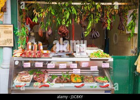 Bolhao Market Porto, Blick auf einen Stand, der Wurst und Fleischprodukte im historischen Mercado do Bolhao im Zentrum von Porto, Portugal, verkauft. Stockfoto