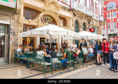 Majestätische Cafe Porto Touristen Schlange vor der berühmten Belle Epoque Stil Cafe Majestic in der Rua de Santa Catarina im Zentrum von Porto, Portugal Stockfoto