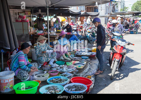 NHA TRANG, VIETNAM - Dezember 12: Frauen sind Meeresfrüchte auf dem nassen Markt am 12. Dezember 2015 in Nha Trang, Vietnam zu verkaufen. Stockfoto