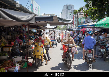 NHA TRANG, VIETNAM - Dezember 12: Frau mit Taschen für Einkäufe Motorrad auf dem nassen Markt 12. Dezember 2015 in Nha Trang, Vietnam reitet auf. Stockfoto