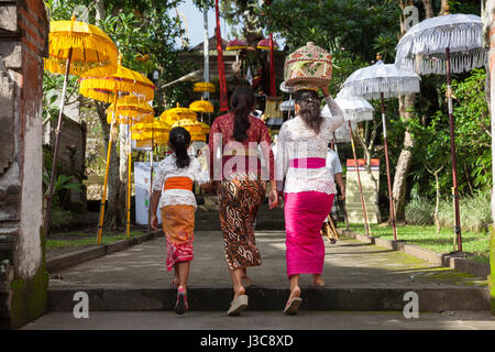 UBUD, Indonesien - 2. März: Frauen geht die Treppe hoch, während der Feier vor Nyepi (balinesische Tag der Stille) auf 2. März 2016 in Ubud, Indonesien Stockfoto