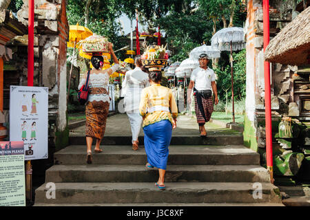 UBUD, Indonesien - 2. März: Frauen geht die Treppe hoch, während der Feier vor Nyepi (balinesische Tag der Stille) auf 2. März 2016 in Ubud, Indonesien Stockfoto