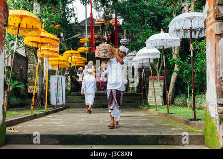 UBUD, Indonesien - 2. März: Balinesische Mann in traditioneller Kleidung während der Feier vor Nyepi (balinesische Tag der Stille) auf 2. März 2016 in Ubud, Stockfoto