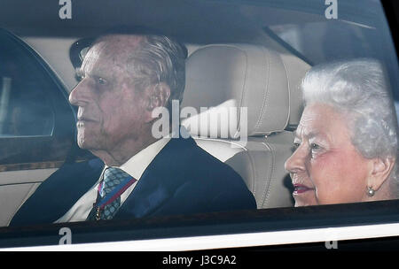 Königin Elizabeth II und der Herzog von Edinburgh, Ankunft am Buckingham Palace, London, nach dem Besuch des Order of Merit-Service im königlichen Kapelle im St. James Palace. Stockfoto