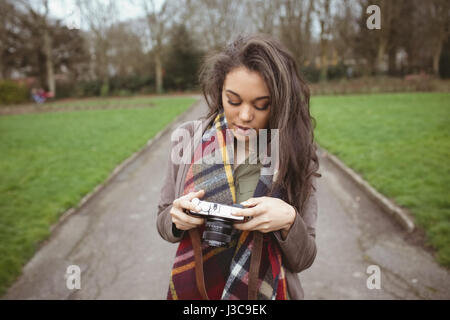 Frau mit Digitalkamera im park Stockfoto