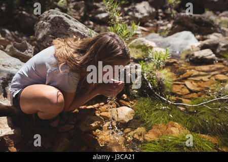 Frauen waschen ihr Gesicht mit Wasser an einem sonnigen Tag Stockfoto