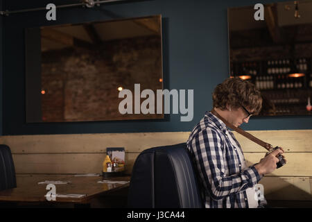 Mann, Blick in die digitale Kamera im restaurant Stockfoto