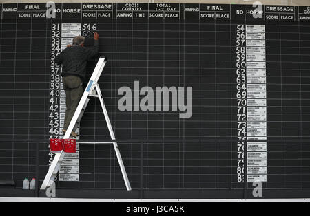 Die Anzeigetafel wird tagsüber zwei 2017 Badminton Horse Trials aktualisiert. Stockfoto