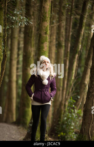 Schöne Frau im Wald spazieren Stockfoto