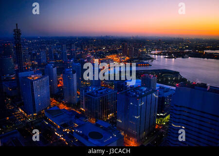 Das Land der aufgehenden Sonne begrüßt der Sonne Schein, als es sich erhebt, um den Rest der Stadt Yokohama zu wecken. Stockfoto