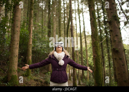 Frau mit virtual-Reality-Kopfhörer im Wald Stockfoto