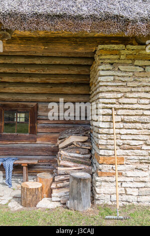 Fassade von einer sehr alten Holzhaus auf dem Lande in Estland Stockfoto